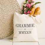 Bolsa Tote Grammie Roman Numeral Year Estabelecido<br><div class="desc">Uma bolsa de tote moderna minimalista para celebrar uma avó chinesa,  esta bolsa mínima limpa apresenta "Grammie" ou a sua escolha de apelido avó em letras negras de serifa. Personalize com o ano em que ela se tornou avó por baixo de elegantes números romanos para um toque chic.</div>