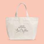 Bolsa Tote Grande A vida de script de Na moda moderno da cidade pers<br><div class="desc">A Vida é melhor no design de script da CIDADE PERSONALIZADA nesta bolsa de tote não é apenas a tendência e o na moda, mas também serve como um lembrete para abraçar a beleza e o entusiasmo da sua cidade. Quer você seja um local ou um visitante, esta bolsa de...</div>