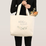 Bolsa Tote Grande Boho Wildflower, mãe da noiva<br><div class="desc">A linda mãe personalizada da sacola da noiva apresenta um roteiro elegante e delicado design de flor silvestre, paletas de pastel amarelo macio, esbranquiçado, verde-sábio, azul empoeirado e verde botânico, com nome personalizado, simples e romântico. presentes de festa de casamento para a festa nobre rustica moderna, festa de casamento de...</div>