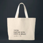 Bolsa Tote Grande Bolsas Partilhados com Casal, Bag de Boas-vindas d<br><div class="desc">Esta mala de tote lúdica e destinada a trocadilhos é a lembrança perfeita para seus convidados de casamento,  e também pode dobrar como uma mala de boas-vindas. A design minimalista se destacará da multidão. Você pode alterar a cor do tipo e adicionar seu próprio texto.</div>