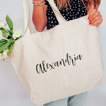 Bolsa Tote Grande Bridesmaid de Nome de Script Personalizado<br><div class="desc">Dar uma bolsa personalizada a cada membro da sua festa noiva para carregar do seu dia de casamento. Design simples apresenta o nome de cada dama de pontas em caracteres cursivos pretos de script.</div>