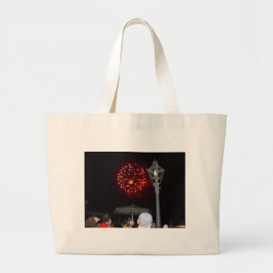 Bolsa Tote Grande Celebração do Red Fireworks com Imagem Lamppost