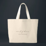 Bolsa Tote Grande Ellesmere Madrinha de casamento de Casamento Minim<br><div class="desc">Bem-vinda à sua Madrinha de casamento com um presente personalizado. Esta bolsa de boas-vindas do casamento madrinha de casamento apresenta uma design minimalista com um título de caligrafia de script. Personalize cada saco com seu nome de madrinha de casamento. O cabeçalho do script é uma imagem que não pode ser...</div>