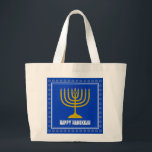 Bolsa Tote Grande HANUKKAH Star David Menorah Personalizou BLUE<br><div class="desc">Saco de na moda com menorá dourado e Estrela de cor prateada de David sobre fundo AZUL (azul que combina com a bandeira israelense). A saudação HAPPY HANUKKAH é personalizável para que você possa adicionar seu nome ou alterar a saudação. Outros itens correspondentes estão disponíveis na Coleção HANUKKAH por Designs...</div>