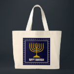 Bolsa Tote Grande HANUKKAH Star David Menorah personalizou DARK BLUE<br><div class="desc">Saco de na moda com menorah dourada e Estrela de cor prateada de David num fundo DARK BLUE. A saudação HAPPY HANUKKAH é personalizável para que você possa adicionar seu nome ou alterar a saudação. Outros itens correspondentes estão disponíveis na Coleção HANUKKAH por Designs Bereanos, para que você possa criar...</div>