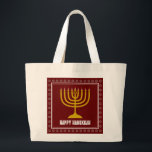 Bolsa Tote Grande HANUKKAH Star David Menorah Personalizou o VINHO R<br><div class="desc">Saco de na moda com menorah dourada e Estrela de cor prateada de David num fundo de VINHO BURGUNDY VERMELHO. A saudação HAPPY HANUKKAH é personalizável para que você possa adicionar seu nome ou alterar a saudação. Outros itens correspondentes estão disponíveis na Coleção HANUKKAH por Designs Bereanos, para que você...</div>