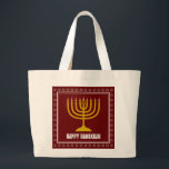 Bolsa Tote Grande HANUKKAH Star David Menorah Personalizou o VINHO R<br><div class="desc">Saco de na moda com menorah dourada e Estrela de cor prateada de David num fundo de VINHO BURGUNDY VERMELHO. A saudação HAPPY HANUKKAH é personalizável para que você possa adicionar seu nome ou alterar a saudação. Outros itens correspondentes estão disponíveis na Coleção HANUKKAH por Designs Bereanos, para que você...</div>