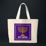 Bolsa Tote Grande HANUKKAH Star David Menorah personalizou Roxo<br><div class="desc">Saco de na moda com menorah dourada e estrela prateada de David em um fundo royal rico PURPLE. A saudação HAPPY HANUKKAH é personalizável para que você possa adicionar seu nome ou alterar a saudação. Outros itens correspondentes estão disponíveis na Coleção HANUKKAH por Designs Bereanos, para que você possa criar...</div>