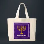 Bolsa Tote Grande HANUKKAH Star David Menorah personalizou Roxo<br><div class="desc">Saco de na moda com menorah dourada e estrela prateada de David em um fundo royal rico PURPLE. A saudação HAPPY HANUKKAH é personalizável para que você possa adicionar seu nome ou alterar a saudação. Outros itens correspondentes estão disponíveis na Coleção HANUKKAH por Designs Bereanos, para que você possa criar...</div>