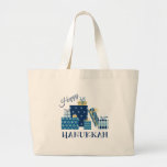 Bolsa Tote Grande Happy Hanukkah<br><div class="desc">Esta design é linda e brilhante e te enche até a borda com espírito de feriado e é perfeita em presentes,  corredores de mesa,  roupas de cozinha,  decoração domiciliar e em todas as coisas Hanukkah!</div>