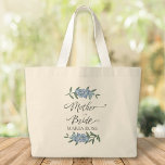 Bolsa Tote Grande Mãe do Na moda azul-noiva personalizado<br><div class="desc">Uma mãe floral botânica da caligrafia de casamento noiva com flores azuis bonito de delfinium. Personalizado com o nome de sua mãe. Um presente personalizado maravilhoso com estilo feminino, e flores azuis de delfinium. Uma tendência para as suas atividades de casamento. Esta design apresenta uma ponte de casamento, um verde...</div>