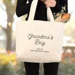 Bolsa Tote Grande Minimalista da tipografia da vovó moderna e divert<br><div class="desc">Essa bolsa da grande avó moderna é um acessório na moda e funcional que combina o melhor de ambos os mundos: tipografia divertida e divertida com um design minimalista que a torna versátil e fácil de vestir com qualquer roupa e adiciona um toque de sofisticação e elegância ao olhar geral....</div>