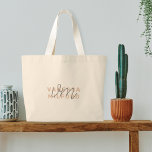 Bolsa Tote Grande Monograma Elegante Lente Rosa Moderno Minimalista<br><div class="desc">Uma bolsa elegante de tote monograma com um nome de tipografia moderna cor-de-rosa pincelada,  sobreposta com iniciais em cinzas pálidas,  com letra manuscrita,  num estilo informal informal. O texto pode ser facilmente personalizado para um design tão único quanto você!</div>