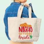 Bolsa Tote Grande Nacho Média Bride Espanhol Sombrero Casamento Engr<br><div class="desc">Nacho Média Bride Espanhol Sombrero Funny Wedding Tote Bags apresenta o texto "Nacho Média Bride" na divertida tipografia moderna tipografia,  acentuada com uma planta sombrero e cacto. Presente perfeito para a noiva para um dia de chá de panela ou casamento. Projetado pelo Evco Studio www.zazzle.com/store/evcostudio</div>