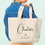 Bolsa Tote Grande Nome de Script Moderno Simples de Casamento de Bri<br><div class="desc">Bridesmaid Wedding Simple Modern Calliographic Script Personalizado Name Tote Bags apresenta o nome da sua madrinha em um roteiro elegante de caligrafia negra, acentuado com um coração de amor simples com a adição do seu texto personalizado, como a data e bridemaid. As cores do texto e do coração podem ser...</div>