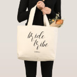 Bolsa Tote Grande Nome do Bridesmaid da Tribo do Script Moderno<br><div class="desc">Surpreenda suas damas de honra com presentes personalizados de noivas e use esta bolsa para juntar tudo. Esta bolsa de tote na moda moderna e minimalista apresenta a "tribo da noiva" numa escrita moderna em estilo caligráfico. Personalize o nome na frente da bolsa das damas de honra. Tanto a palavra...</div>