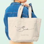 Bolsa Tote Grande Nome Personalizado de Casamento de Script Elegante<br><div class="desc">Bride Modern Elegant Script Typografia Casamento de Nome Personalizado Tote Bag apresenta o texto simples "Noiva" em uma elegante e moderna tipografia de script de caligrafia negra. Personalizado com seu nome personalizado e data de casamento. Perfeito para a noiva para um dia de chá de panela ou casamento. Projetado pelo...</div>