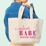 Bolsa Tote Grande Personalizar Babe Engraçado Dizendo Nome Personali<br><div class="desc">Personalizado Babe Funny Say Personalizado Name Tote Bags apresenta um simples design com o texto "bebê personalizado" na tipografia de um script de caligrafia rosa moderno e personalizado com seu nome. Perfeito para um presente divertido para a mãe, melhores amigos, namorada, para o aniversário, Natal, feriados, Dia de as mães...</div>