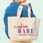 Bolsa Tote Grande Personalizar Babe Engraçado Dizendo Nome Personali<br><div class="desc">Babe Funny Say Personalizado Tote Bags apresenta um simples design com o texto "bebê personalizado" na tipografia do roxo e da caligrafia vermelha modernos e personalizado com seu nome. Perfeito para um presente divertido para a mãe, melhores amigos, namorada, para o aniversário, Natal, feriados, Dia de as mães e muito...</div>