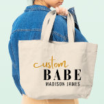 Bolsa Tote Grande Personalizar Babe Engraçado Dizendo Nome Personali<br><div class="desc">Babe Funny Say Personalizado Tote Bags apresenta um simples design com o texto "bebê personalizado" na tipografia moderna do roteiro de caligrafia em preto e ouro e personalizado com seu nome. Perfeito para um presente divertido para a mãe, melhores amigos, namorada, para o aniversário, Natal, feriados, Dia de as mães...</div>