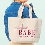 Bolsa Tote Grande Personalizar Babe Engraçado Dizendo Nome Personali<br><div class="desc">Personalizado Babe Funny Say Personalizado Name Tote Bags apresenta um simples design com o texto "bebê personalizado" na tipografia de um script de caligrafia rosa moderno e personalizado com seu nome. Perfeito para um presente divertido para a mãe, melhores amigos, namorada, para o aniversário, Natal, feriados, Dia de as mães...</div>