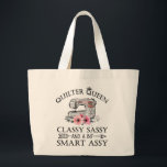 Bolsa Tote Grande Quiltro Queen Funny Sewing Artesanatos Rosa<br><div class="desc">Quilter Queen Funny Sewing Artesanatos Florais Rosa Tote Bag apresenta uma frase divertida em volta de uma máquina de costura com flores cor-de-água rosa.</div>
