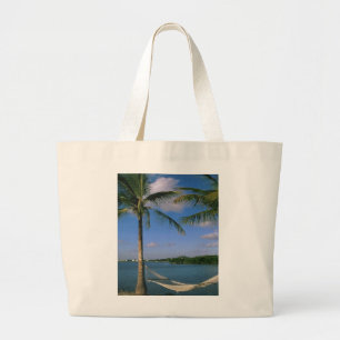 Bolsa Tote Grande relaxando na praia, saco