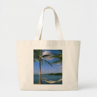 Bolsa Tote Grande relaxando na praia, saco