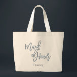 Bolsa Tote Grande Roscado de Letra de Honra da Dama Azul Empoeirada<br><div class="desc">Bolsa de mão personalizada com letra de Honra da Dama azul empoeirada,  elegante e na moda. O design apresenta uma linha de texto de modelo único para o nome na cor azul empoeirada correspondente.</div>