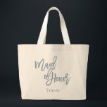 Bolsa Tote Grande Script de Letra de Madrinha de casamento Azul Dust<br><div class="desc">Tchic moderno,  escrita de Madrinha de casamento azul empoeirada,  sacola de tote personalizada. Design apresenta a linha de texto modelo de solteiro para nome em azul empoeirado correspondente.</div>