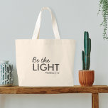 Bolsa Tote Grande Seja a Luz | Matthew 5:14 Bíblia Verse Christian<br><div class="desc">Escritura simples e na moda,  cristã,  cita o saco de arte com o verso bíblia "Be the Light - Matthew 5:14" em tipografia moderna minimalista em preto. Esta moda,  design de fé moderna é a dádiva perfeita e a declaração de moda. | #cristão #religião #escritura #fé #bíblia #jesus #luz</div>