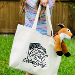 Bolsa Tote Grande Suporte a Criativos locais com o Handletered<br><div class="desc">A comunidade criativa adora adora juntar-se e apoiar-se mutuamente. Seja parte deste grupo ou não, você pode mostrar seu apreço por criativos com esta divertida letra de bolsa. Até adicione o nome da sua cidade abaixo para personalizar ainda mais! O design diz "Suportem suas criações locais" com uma bandeira na...</div>