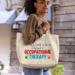 Bolsa Tote Grande Terapista Ocupacional Engraçado Tudo o que preciso<br><div class="desc">Só preciso saber que aprendi em terapia ocupacional. Um presente fofo para seu terapeuta ocupacional favorito para crianças. Bonito vermelho,  verde e azul com pegadas infantis.</div>