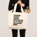 Bolsa Tote Grande Texto de Expressão Design de Cubo para Dia de as m<br><div class="desc">Dia de as mães Elegante Grande Saco de Tote com um ditado bonito que diz "Por trás de cada Filha de Excelente Está Uma Mãe Realmente Incrível." Com listras coloridas. Esta bela Saco Grande de Tote é perfeita para sua mãe para Dia de as mães! Um bonito presente de Dia...</div>