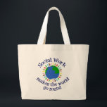 Bolsa Tote Grande Trabalho social faz o mundo girar<br><div class="desc">Um belo presente de assistente social que apresenta pessoas de mãos dadas pelo planeta Terra em azul e verde. Uma bela maneira de mostrar como o trabalho social cura e ajuda as pessoas. O trabalho social faz o mundo girar e ser um lugar melhor.</div>