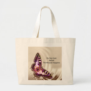 Bolsa Tote Grande Uma borboleta rosa em um fundo de cetim creme