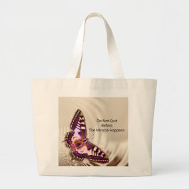 Bolsa Tote Grande Uma borboleta rosa sobre um fundo de cetim creme