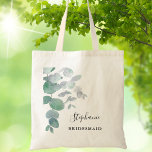 Bolsa Tote Greenery Eucalyptus Bridesmaid<br><div class="desc">Esta elegante Brüesmaid Tote Bag é decorada com folhas de eucalipto de cor aquosa em tons macios de verde. Facilmente personalizável. Para editar ainda mais, use a Ferramenta Design para alterar a fonte, o tamanho da fonte ou a cor. Porque nós criamos a nossa trabalho de arte, você não encontrará...</div>