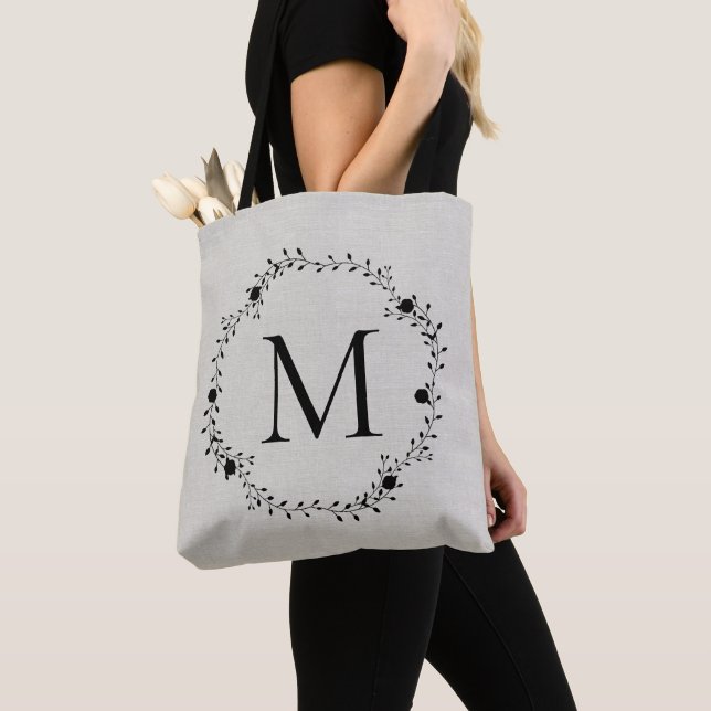 Bolsa Tote Grinalda monogramada com fundo de aspecto de linho (Close Up)