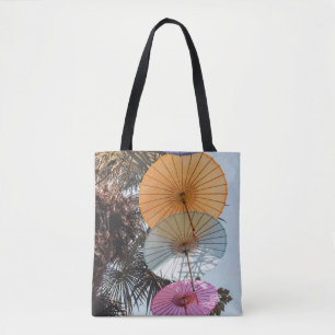 Bolsa Tote Guarda-chuva vermelha na árvore verde