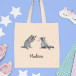 Bolsa Tote Guaxinim giro com pastilha elástica personalizada<br><div class="desc">Este design foi criado através da arte digital. Você pode mudar a personalização usando o botão personalizar e adicionando um nome, iniciais ou suas palavras favoritas. Entre em contato comigo em colorflowcreations@gmail.com se você quiser usar este design em outro produto. Compre minha pintura de acrílico abstrato original para venda em...</div>