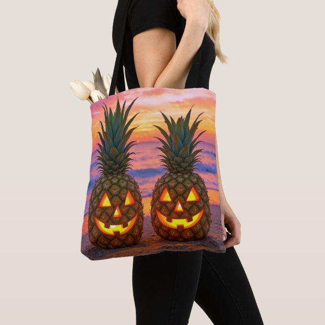 Bolsa Tote Halloween Pineapple Jack-o-lanterns On a Beach (Close Up)