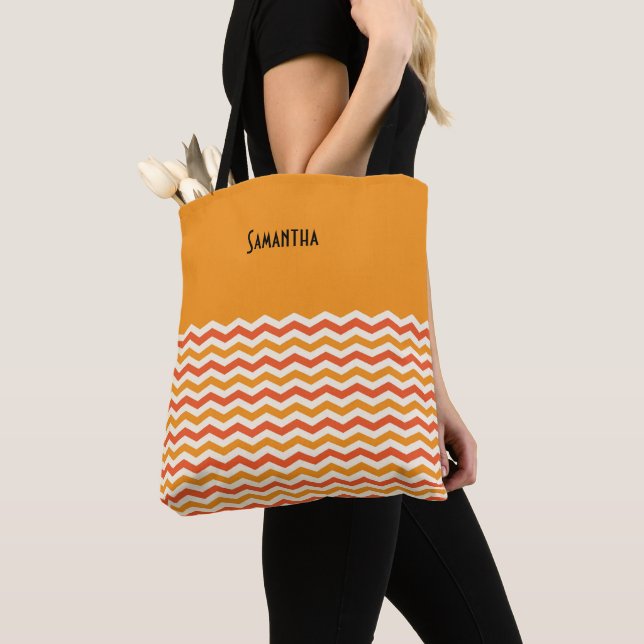 Bolsa Tote Halloween Retro Chevron Bright Orange White Name (Close Up)