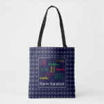 Bolsa Tote HANUKKAH Ama Joy Peace BLUE Hebraico<br><div class="desc">Saco de TOTE festivo colorido com estrela de prata falsa de David em sutil padrão de fundo. AMOR JOY PEACE incluindo traduções hebraicas são codificadas por cor em vermelho, amarelo e verde. O texto é personalizável para o caso de você desejar mudar alguma coisa. FELIZ HANUKKAH também é personalizável. Parte...</div>