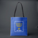 Bolsa Tote HANUKKAH | Candelabro | Star David| Azul personali<br><div class="desc">Na moda festivo por todo o impressão azul TOTE BAG com uma estrela prateada falsa de David em sutil padrão de fundo. O texto do marcador de posição é personalizável para que você possa alterar HAPPY HANUKKAH para uma saudação de sua própria escolha (texto de tamanho semelhante), seu nome ou...</div>