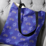 Bolsa Tote Hanukkah Dourada Dreidel Star de David Menorah Blu<br><div class="desc">Elevem seu estilo Chanucá com nossa fabulosa bolsa de tote com Dreidels dourados, Stars of David e Menorahs em um fundo azul vibrante. Esta bolsa é a combinação perfeita de festivos e funcionais - é espaçosa o suficiente para carregar de todos os seus bens essenciais de férias e adiciona um...</div>