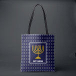 Bolsa Tote HANUKKAH Menorah Star David Personalizou Marinho A<br><div class="desc">Na moda festivo por todo o impressão marinho azul TOTE BAG com falso Estrela prateada de David em sutil padrão de fundo. O texto do marcador de posição é personalizável para que você possa alterar HAPPY HANUKKAH para uma saudação de sua própria escolha (texto de tamanho semelhante), seu nome ou...</div>