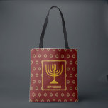 Bolsa Tote HANUKKAH Menorah Star David Personalizou RED<br><div class="desc">Na moda festivo por todo o impressão TOTE BAG com uma estrela dourada falsa de David em sutil padrão de fundo. O texto do marcador de posição é personalizável para que você possa alterar HAPPY HANUKKAH para uma saudação de sua própria escolha (texto de tamanho semelhante), seu nome ou texto...</div>