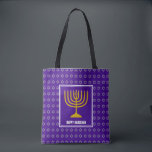 Bolsa Tote HANUKKAH Menorah Star David Personalizou Roxo<br><div class="desc">Na moda festivo por todo o impressão roxo TOTE BAG com falso Estrela prateada de David em sutil padrão de fundo. O texto do marcador de posição é personalizável para que você possa alterar HAPPY HANUKKAH para uma saudação de sua própria escolha (texto de tamanho semelhante), seu nome ou texto...</div>