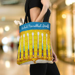 Bolsa Tote Hanukkah Yellow Dourado Menorah Modern Custom Name<br><div class="desc">Uma fotografia de perto de uma foto brilhante, colorida e amarela da menorah de arte dourada ajuda-o a lançar no feriado de Hanukkah no estilo. Sinta o calor e a alegria da temporada de festas sempre que você usa esta maravilhosa e colorida bolsa de tote do Chanucá. Cartões, adesivos, tabuleiros...</div>